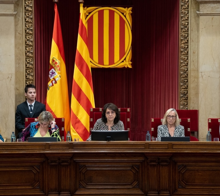 El Constitucional suspende la iniciativa de independencia del Parlament de Cataluña
