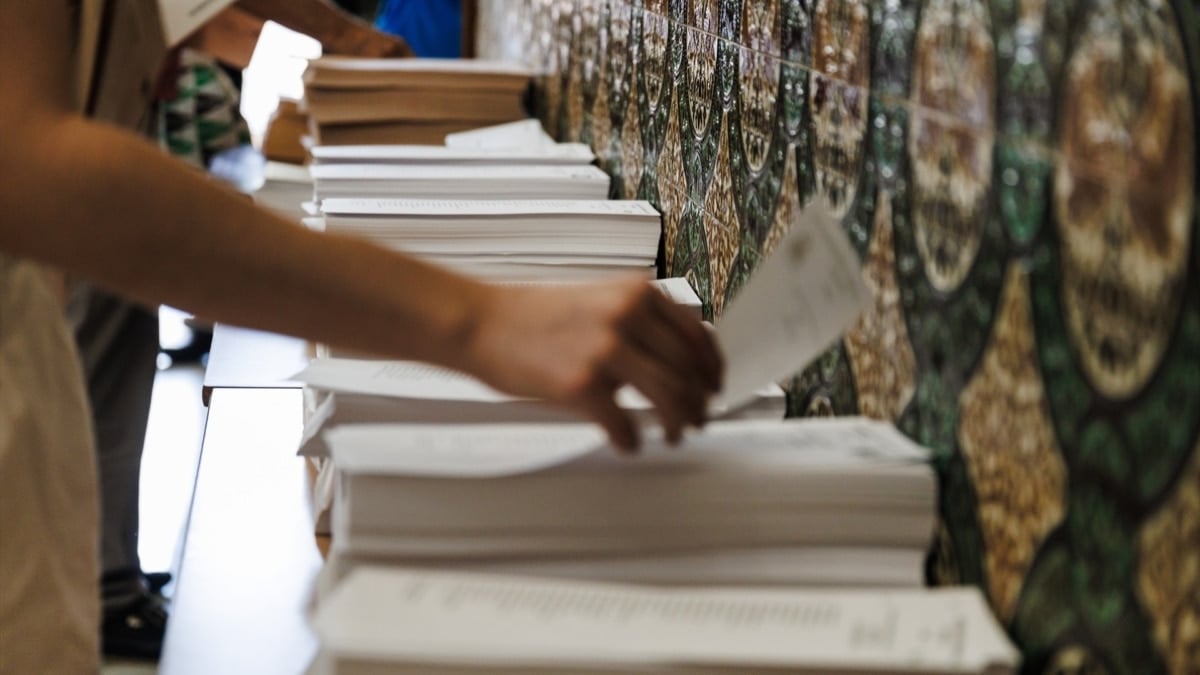 Una persona se prepara para ejercer su derecho a voto durante las elecciones