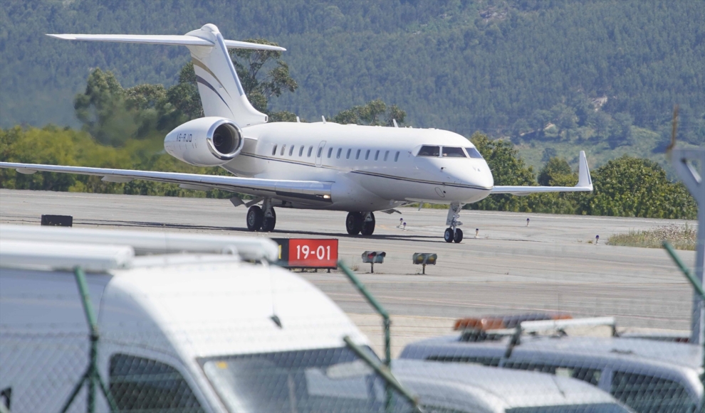 Vista del avión donde ha aterrizado el Rey emérito en el aeropuerto de Vigo en julio del pasado año. 