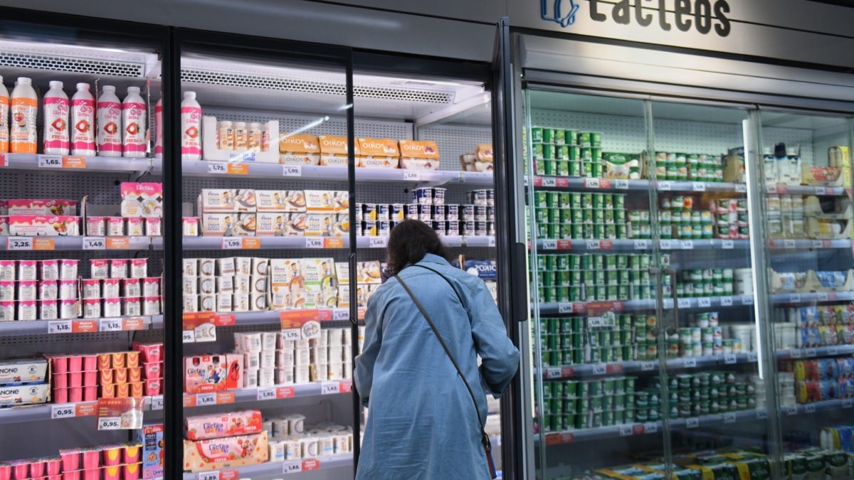 Frigorífico de yogures en un supermercado.