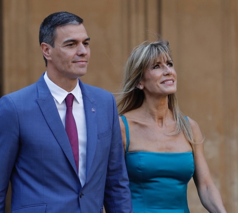 Sánchez cancela su agenda por la denuncia contra su mujer para "reflexionar" si dimite