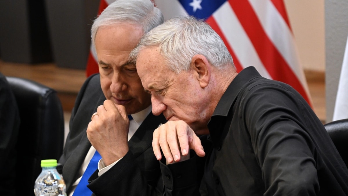 El primer ministro israelí, Benjamin Netanyahu, habla con Benny Gantz, derecha en la foto.