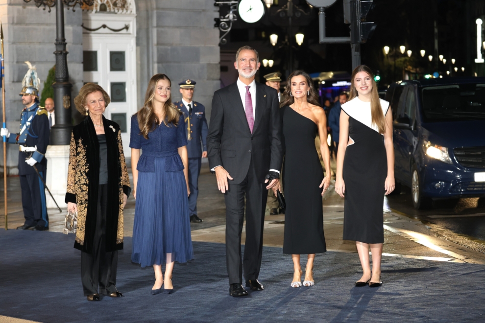 Los reyes Felipe y Letizia con sus hijas, Leonor y Sofía, acompañados por la reina emérita en los premios Princesa de Asturias. 