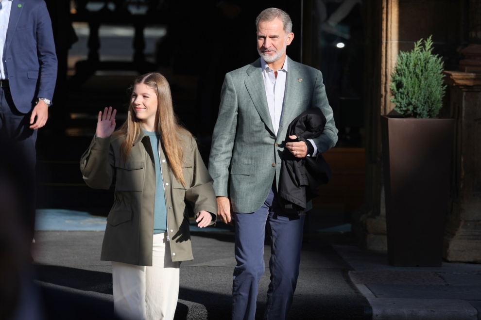 El rey Felipe y la Infanta Sofía a su salida del hotel Reconquista, en Oviedo. 