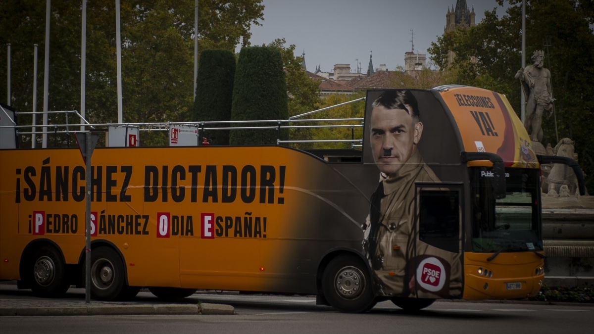 Un autobús de Hazte Oír con la cara de Sánchez caricaturizado como Adolf Hitler
