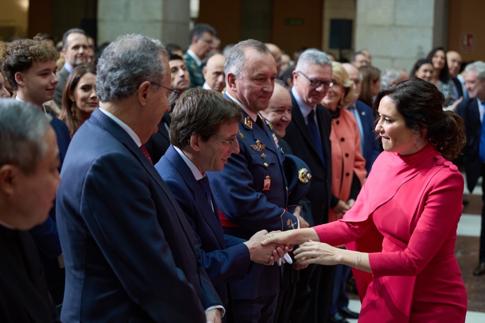 La presidenta de la Comunidad de Madrid, Isabel Díaz Ayuso, saluda al alcalde de Madrid, José Luis Martínez-Almeida, en los actos conmemorativos del 45º aniversario de la Constitución Española.