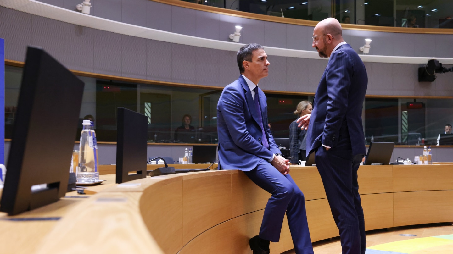 Pedro Sánchez (i) conversa con Charles Michel, presidente del Consejo Europeo, en Bruselas