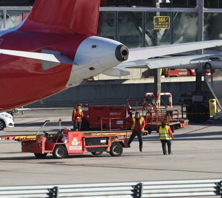 La Policía busca a cinco inmigrantes que se fugaron de la sala de asilo en Barajas por el conducto de ventilación