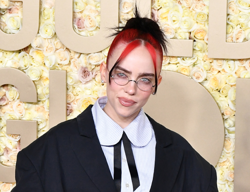 Billie EIlish posa en la alfombra roja de los Globos de Oro 2024.