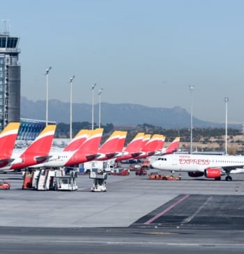 Aterriza de emergencia en Barajas un avión de Iberia tras colisionar con [...]