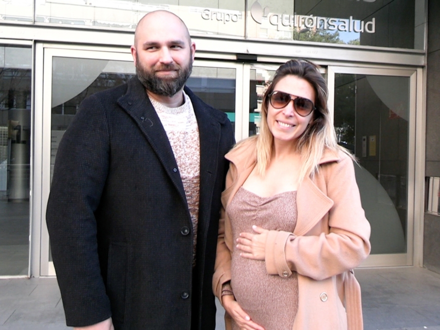 Gisela y su pareja, José Ángel Ortega, a la salida del hospital en diciembre,