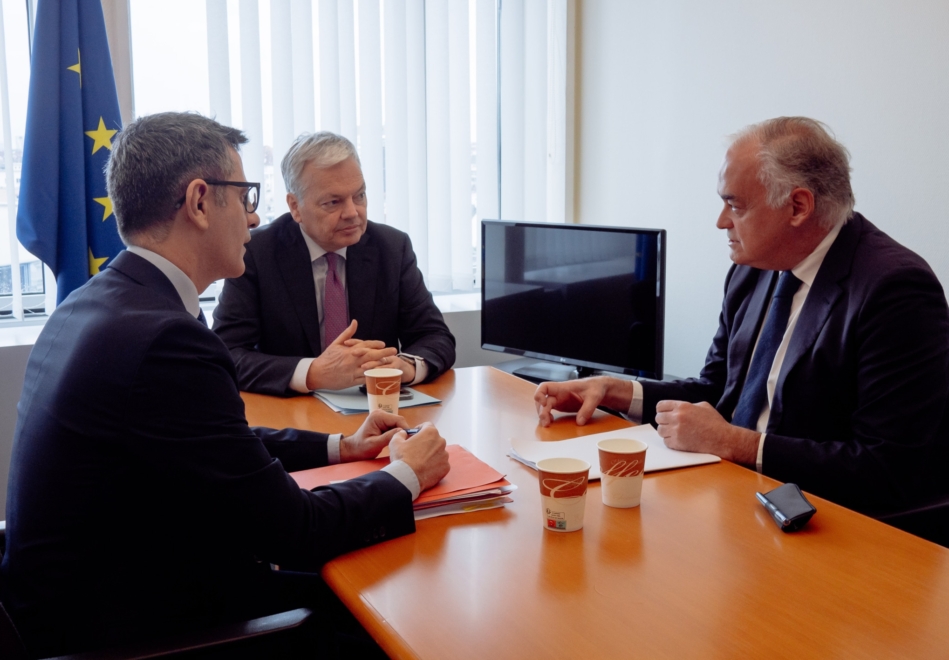 (I-D) El ministro de Presidencia, Justicia y Relaciones con las Cortes del Gobierno de España, Félix Bolaños; el comisario europeo de Justicia Didier Reynders y el vicesecretario de Institucional del PP, Esteban González Pons, durante una reunión en el Parlamento Europeo, a 13 de marzo de 2024, en Estrasburgo (Francia). 13 MARZO 2024;JUSTICIA;PARLAMENTO EUROPEO Unión Europea / Europa Press 13/3/2024