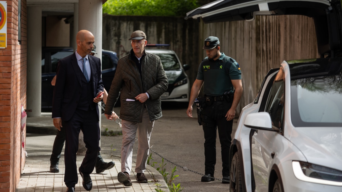 El abogado Tomás González Cueto saliendo del Juzgado de Instrucción número 4 de Majadahonda (Madrid) tras la detención de la Guardia Civil