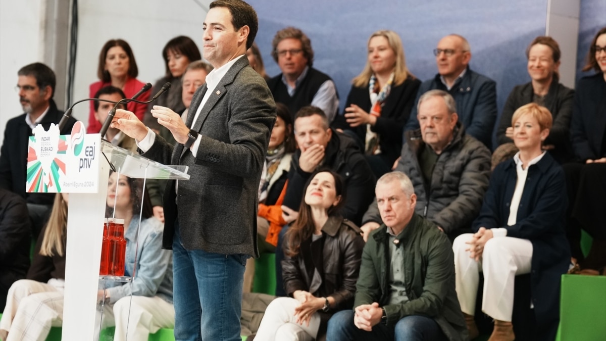 Imanol Pradales, candidato a Lehendakari de EAJ-PNV, interviene en Bilbao durante la celebración del Aberri Eguna