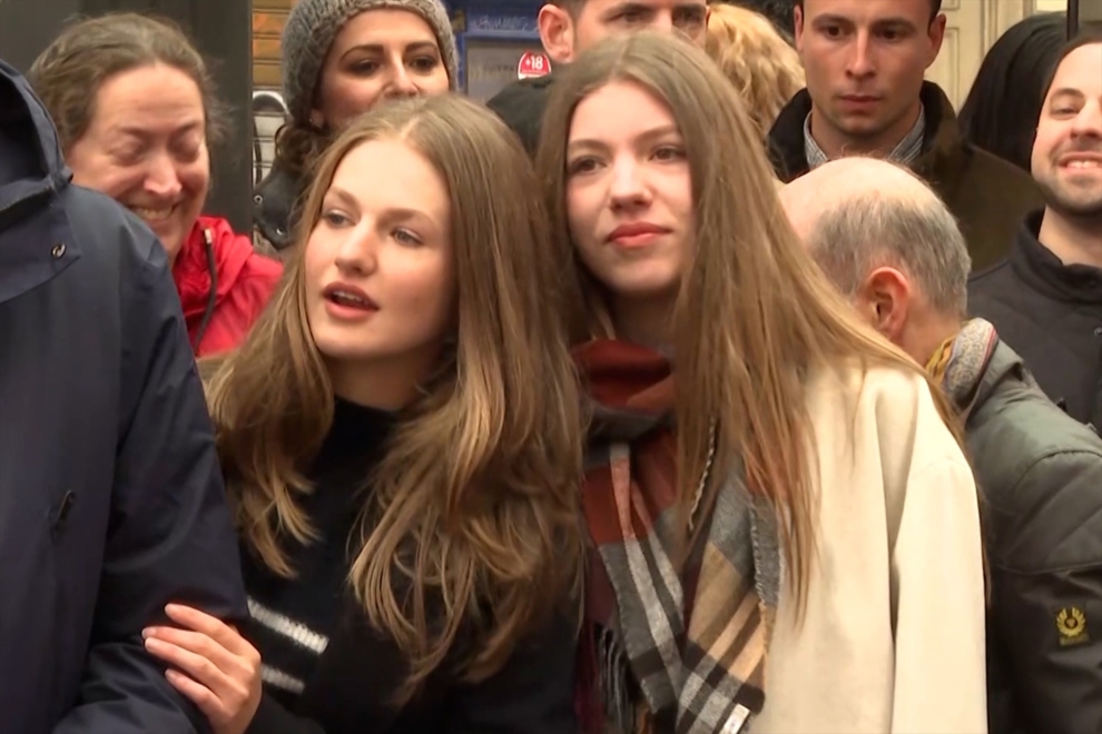 La princesa Leonor y la infanta Sofía durante la procesión de Nuestra Señora de la Soledad en Madrid.