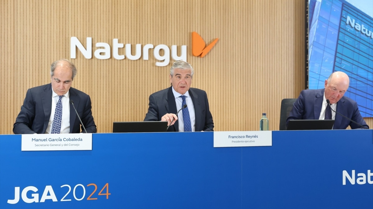 El secretario general de Naturgy, Manuel García Cobaleda, el CEO, Francisco Reynés, y el notario Fernando de la Cámara, durante la junta general de accionistas de la compañía.