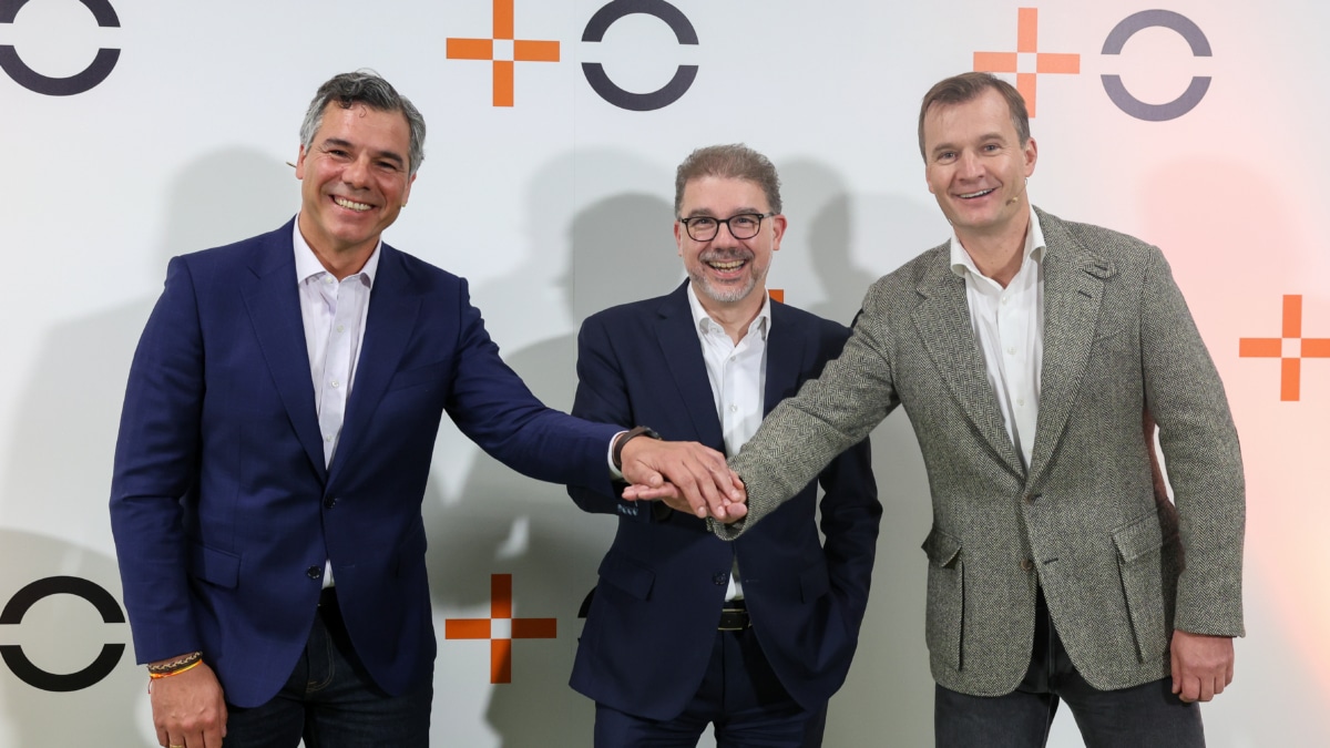 (I-D) El general manager de MásMóvil, Germán López, el consejero delegado de Orange España, Ludovic Pech, y el CEO de Yoigo, Meinrad Spenger, durante la rueda de prensa presentación de la nueva Joint Venture de Orange España y MásMóvil