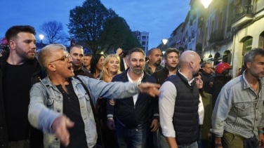 Abascal, Millán y Barrera, increpados en un mitin de Vox en Bilbao