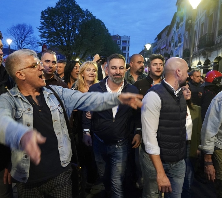 Abascal, Millán y Barrera, increpados en un mitin de Vox en Bilbao