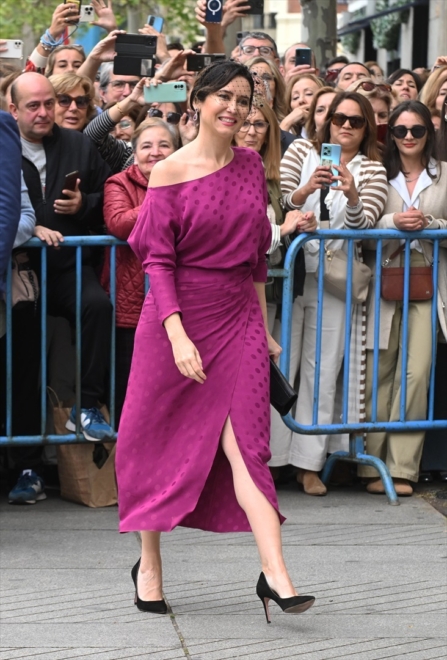 Isabel Díaz Ayuso llega a la parroquia para la boda de Almeida y Teresa Urquijo.