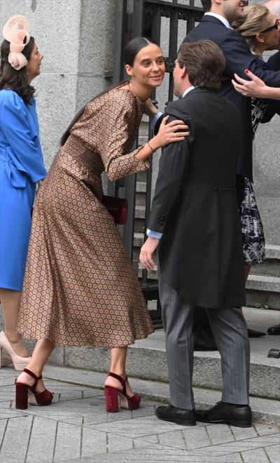 Victoria Federica de Marichalar saluda a José Luis Martínez-Almeida a su llegada a la Iglesia para presenciar su boda.