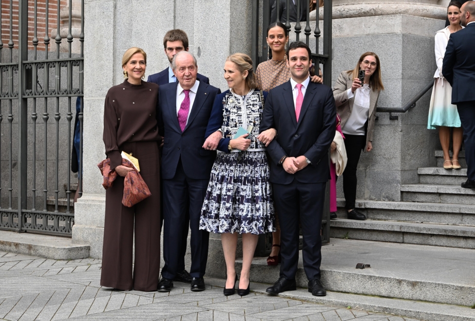 Don Juan Carlos de Borbón, la Infanta Elena de Borbón, sus hijos, Felipe Juan Froilán y Victoria Federica, la infanta Cristina de Borbón y su hijo, Juan Valentín Urdangarín, salen de la boda de Almeida y Teresa Urquijo.