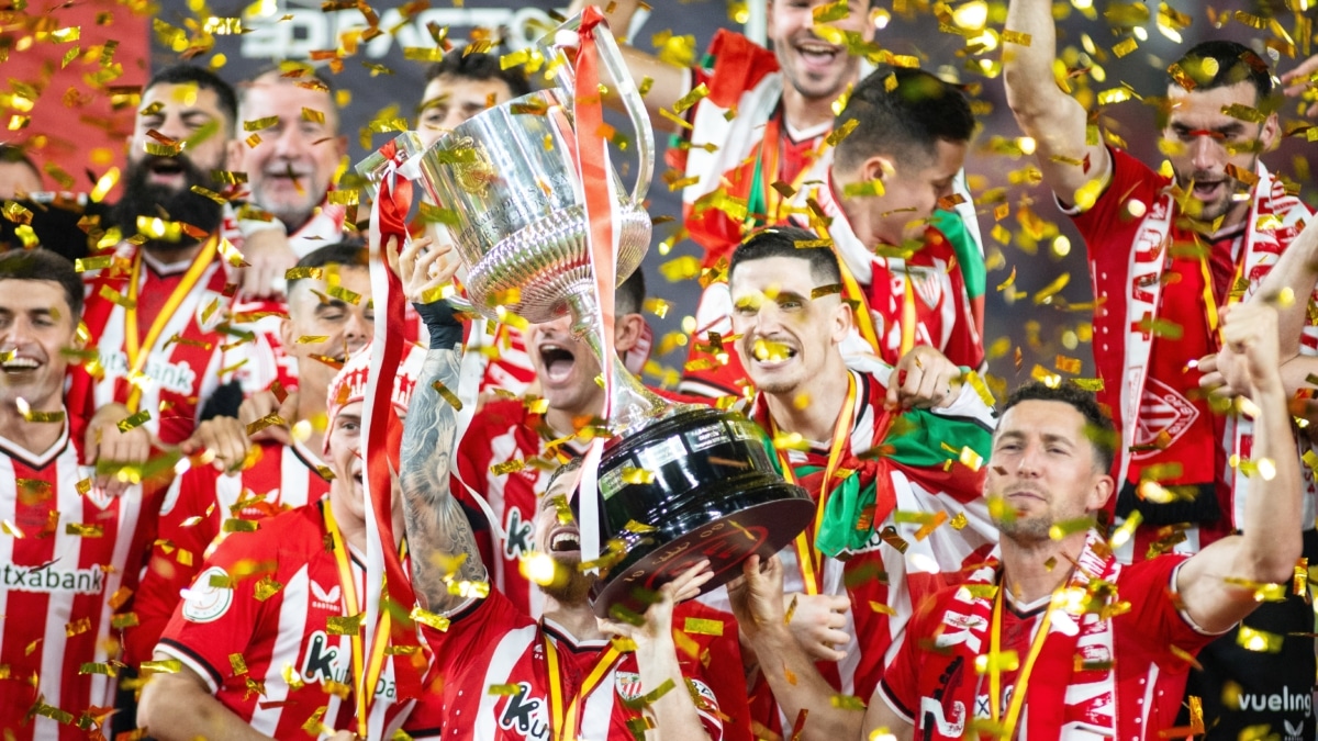 Los futbolistas del Athletic Club de Bilbao levantan la Copa del Rey