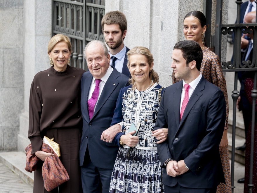 El rey Juan Carlos con sus hijas, las infantas Cristina y Elena, y tres de sus nietos: Juan Urdangarín, Froilán y Victoria Federica.