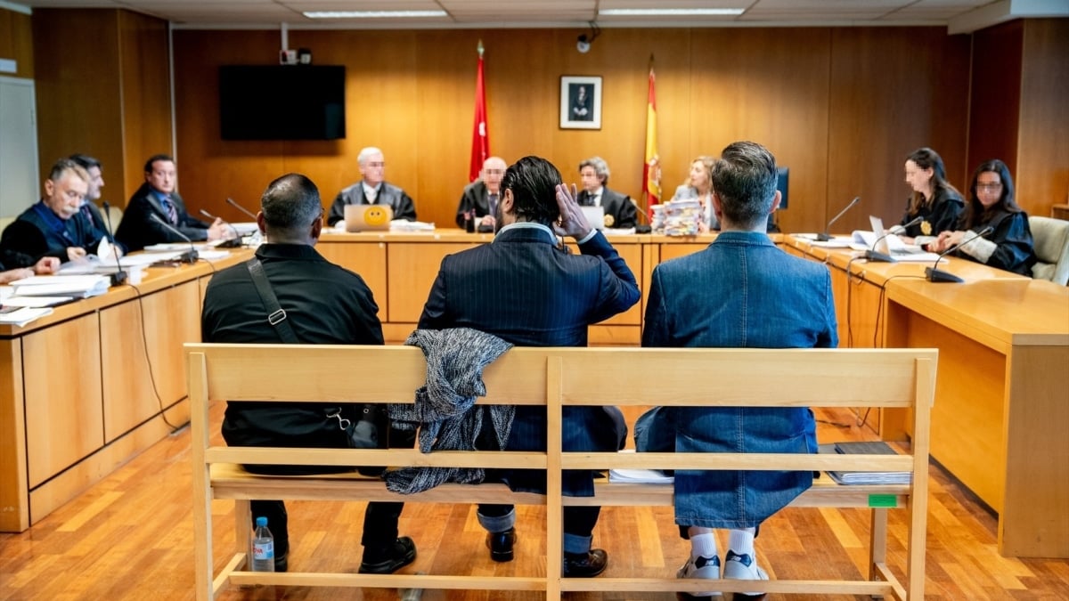 Rafael Amargo -en el centro- comparece en la Audiencia Provincial de Madrid.