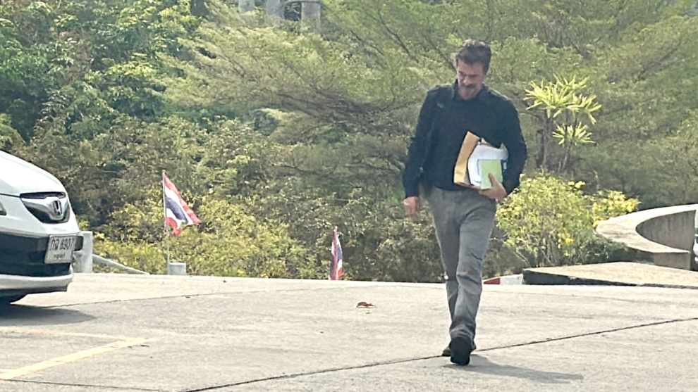 El actor Rodolfo Sancho, padre de Daniel Sancho, a su llegada a los juzgados en Koh Samui (Tailandia).