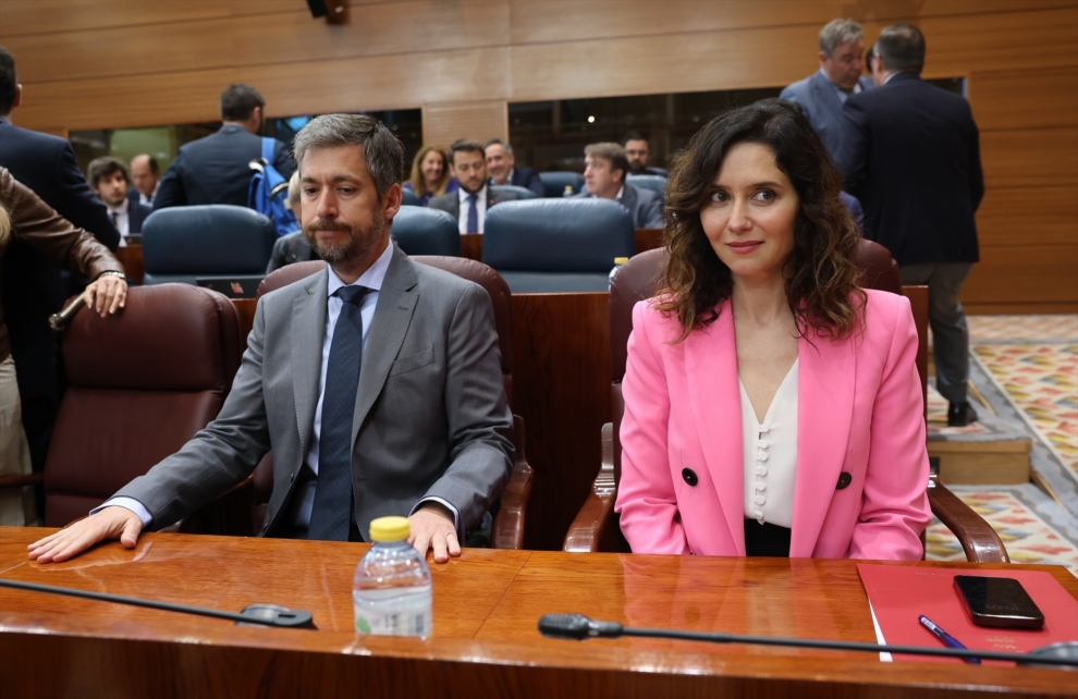 Isabel Díaz Ayuso luce una americana rosa con top blanco y falda midi negra en la Asamblea de Madrid el pasado 11 de abril.