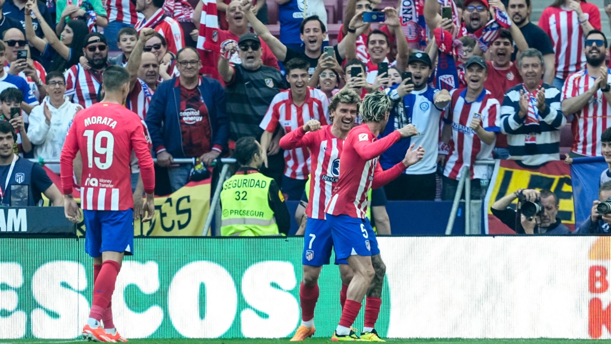 Antoine Griezmann celebra junto a Rodrigo De Paul uno de sus goles al Girona