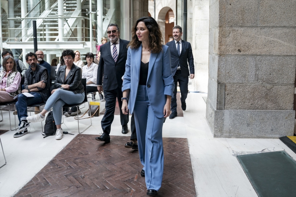 Isabel Díaz Ayuso, con un conjunto azul para la presentación de los deportistas madrileños preseleccionados para participar en los Juegos Paralímpicos de París.