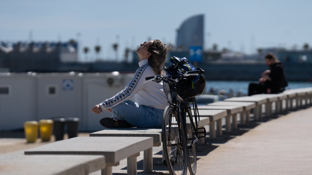 Una joven al sol este abril en Barcelona (España)