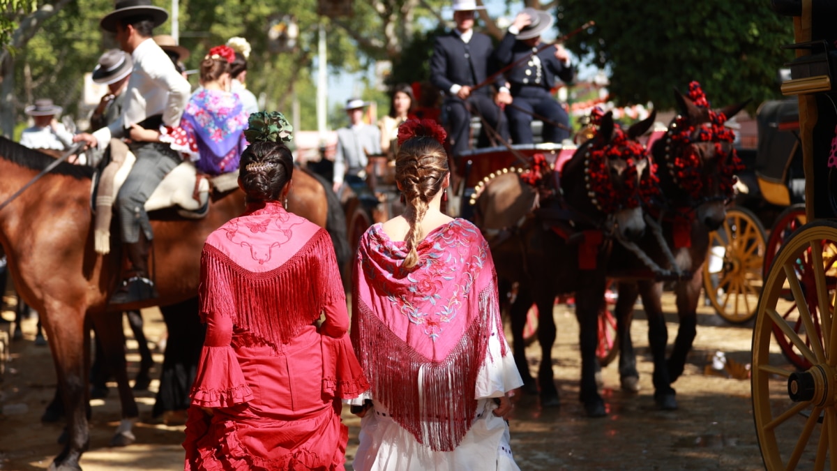 Imágenes del ambiente que se vive en el Real de la Feria, a 15 de abril de 2024