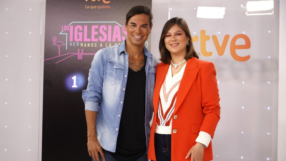 Julio José y Chabeli Iglesias posan durante la presentación de 'Los Iglesias. Her-Manos a la obra'.