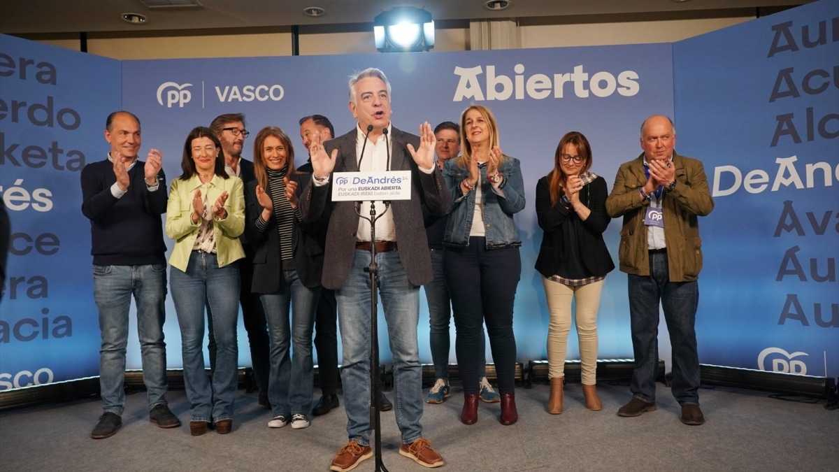 El candidato a lehendakari por el PP, Javier de Andrés, comparece ante los medios durante el seguimiento de la jornada electoral de elecciones autonómicas del País Vasco.
