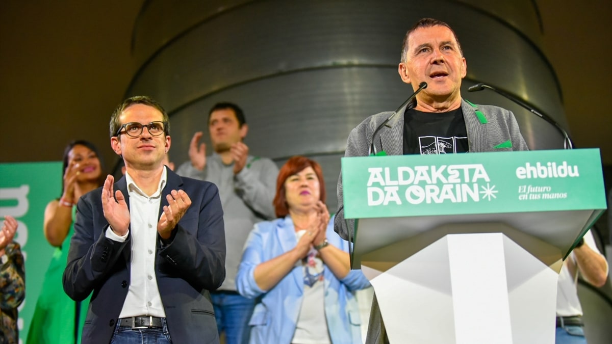 Arnaldo Otegi comparece ante los medios durante el seguimiento de la jornada electoral de elecciones autonómicas del País Vasco