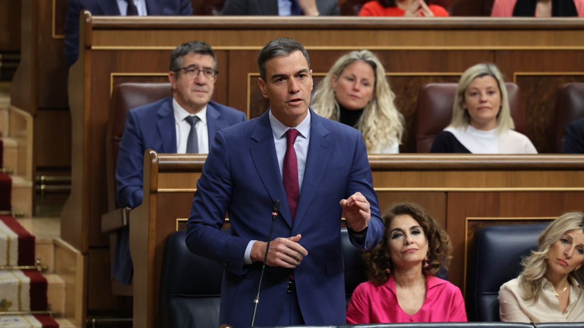 El presidente del Gobierno, Pedro Sánchez, interviene durante una sesión de control al Gobierno, en el Congreso de los Diputados, a 24 de abril de 2024, en Madrid (España). Durante la sesión de control, se han abordado cuestiones relacionadas con la atención de las personas afectadas por enfermedades neurodegenerativas; la conservación del lobo en España y su cohabitación con la ganadería extensiva; la lucha contra el reto demográfico, y la renta básica de las comunidades autónomas y las pensiones no contributivas, entre otros. 24 ABRIL 2024;MADRID;SESION DE CONTROL;CONGRESO DE LOS DIPUTADOS Jesús Hellín / Europa Press 24/4/2024