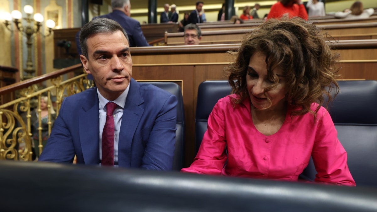 El presidente del Gobierno, Pedro Sánchez, y la vicepresidenta primera y ministra de Hacienda, María Jesús Montero, durante una sesión de control al Gobierno, en el Congreso de los Diputados, a 24 de abril de 2024, en Madrid (España). Durante la sesión de control, se han abordado cuestiones relacionadas con el aumento del precio de la vivienda, la renta básica de las comunidades autónomas y las pensiones no contributivas, y la solicitud por parte de ERC de una financiación justa para todas las comunidades autónomas, entre otros. Por otra parte, el presidente del Gobierno se ha pronunciado tras la noticia de la investigación judicial a su esposa por presunto tráfico de influencias y corrupción en los negocios. Jesús Hellín / Europa Press 24/4/2024