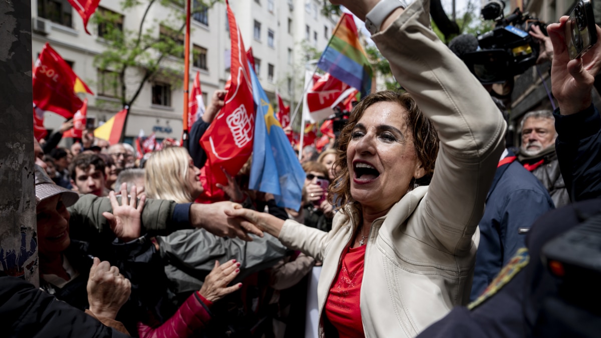 La vicepresidenta primera y ministra de Hacienda, María Jesús Montero durante la concentración el pasado sábado en Ferraz en apoyo a Pedro Sánchez.