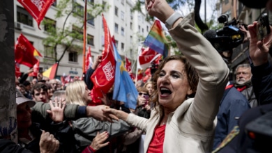 Éxtasis por Sánchez en Ferraz: camisetas, banderas y un ¡quédate! al son de Quevedo
