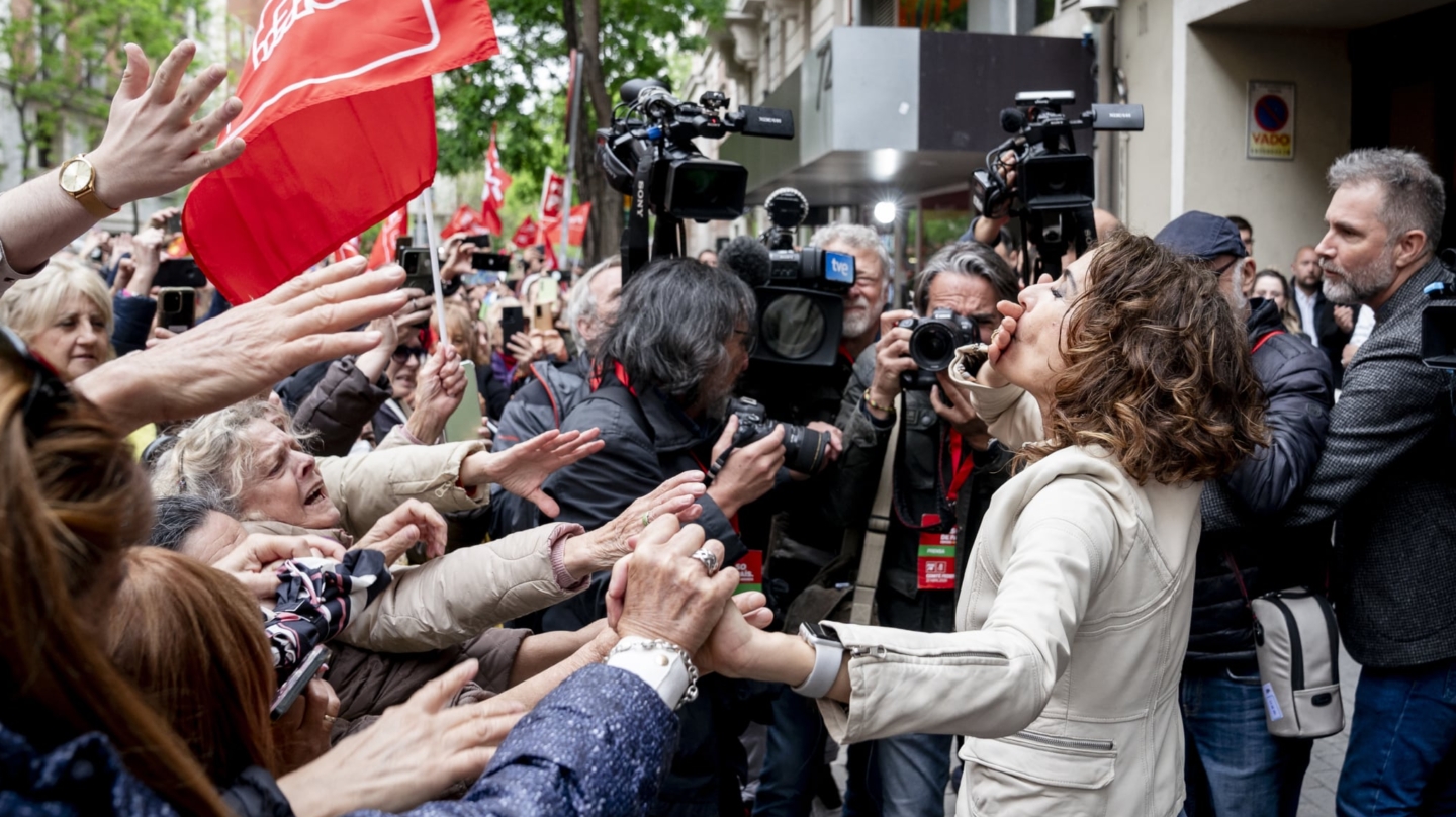 La vicepresidenta primera y ministra de Hacienda, María Jesús Montero, durante una concentración en la calle de Ferraz en apoyo al presidente del Gobierno, Pedro Sánchez, en la sede del PSOE, a 27 de abril de 2024, en Madrid (España). Después de la carta publicada, el pasado miércoles 24 de abril, por el presidente del Gobierno donde anunciaba que medita continuar en el Gobierno y cancelaba durante cuatro días su agenda pública, tras la apertura de una investigación judicial contra su mujer, Begoña Gómez, se ha convocado una concentración frente a la sede del PSOE para mostrar su apoyo al presidente. La manifestación coincide con la reunión del Comité Federal del PSOE. 27 ABRIL 2024;FERRAZ;PRESIDENTE;CARTA;CONCENTRACIÓN;APOYO;IZQUIERDA;BEGOÑA;PSOE A. Pérez Meca / Europa Press 27/4/2024