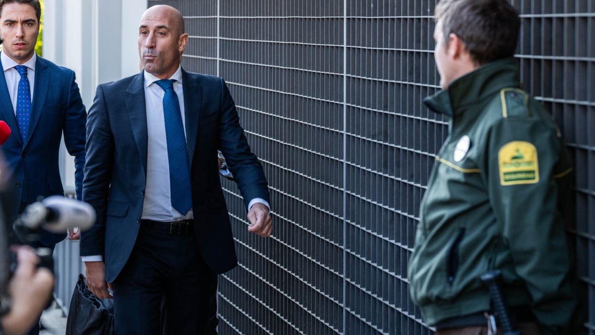 El expresidente de la RFEF Luis Rubiales (i) a su llegada a declarar en calidad de imputado al Juzgado de Primera Instancia e Instrucción Número 4 de Majadahonda