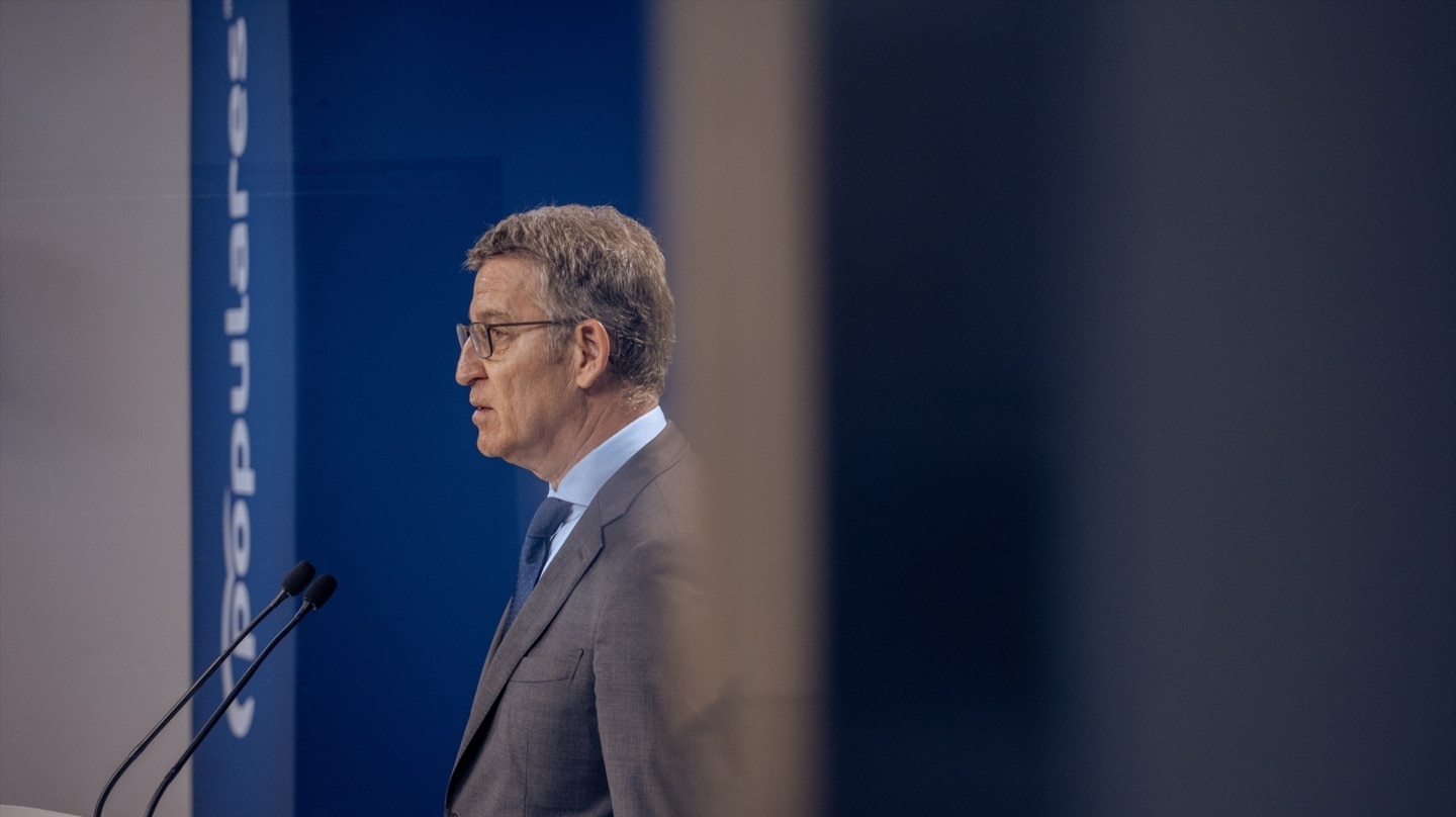 El líder del PP, Alberto Núñez Feijóo, durante una rueda de prensa, en la sede del PP tras el anuncio de continuidad de Sánchez