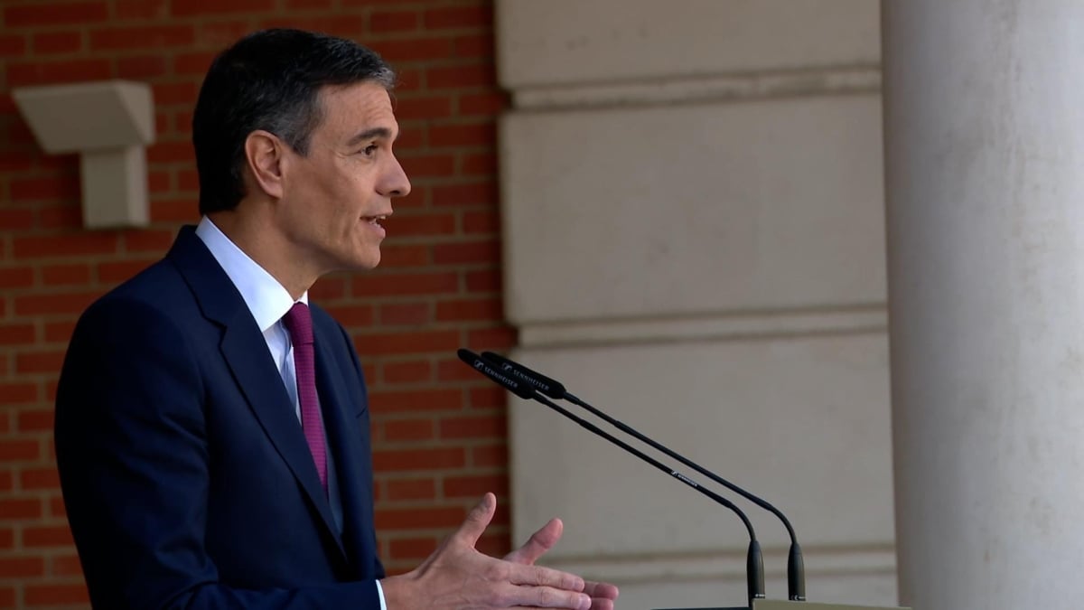 El presidente del Gobierno, Pedro Sánchez, comparece en el Complejo de la Moncloa, a 29 de abril de 2024, en Madrid (España). Sánchez ha comparecido hoy para anunciar que sigue al frente del Ejecutivo tras cinco días de reflexión a raíz de las investigaciones judiciales a su esposa, Begoña Gómez por la denuncia presentada por Manos Limpias por presunto tráfico de influencias y corrupción en los negocios. La decisión de continuar en el cargo tiene lugar después de que el pasado miércoles, 24 de abril, cancelase su agenda para reflexionar si continuaba en el cargo. 29 ABRIL 2024;COMPARECENCIA;PRESIDENCIA;DECLARACIONES;DECLARACIÓN; Moncloa 29/4/2024