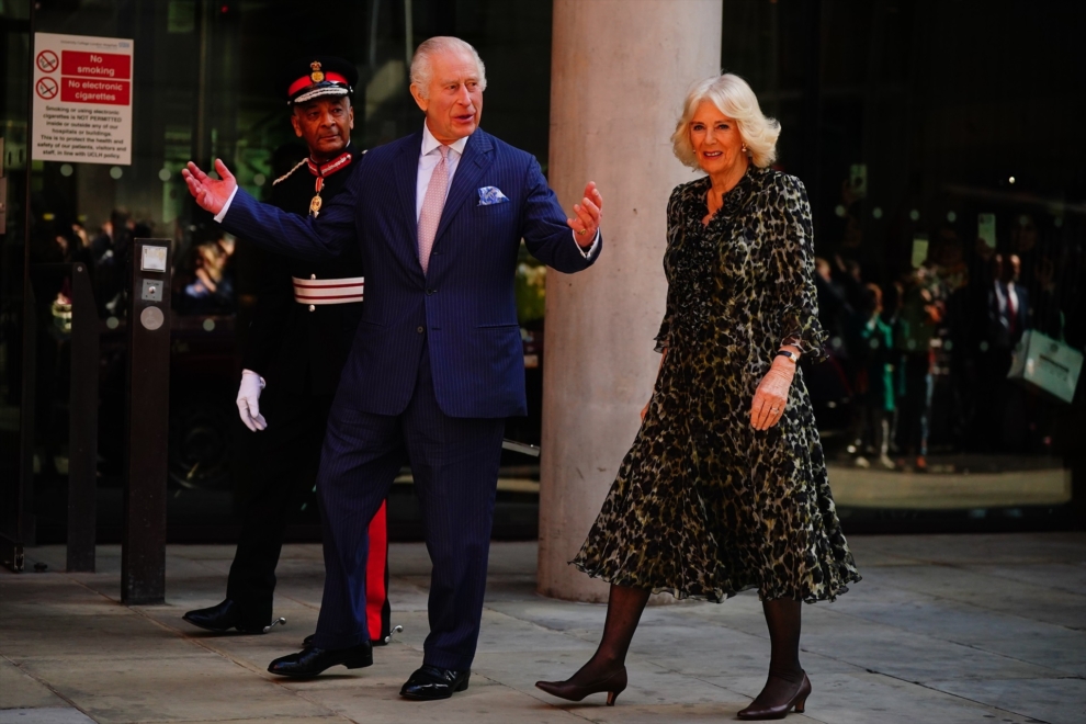 Carlos III ha acudido a su primera cita oficial fuera de palacio en dos meses junto a su mujer, la reina Camilla.