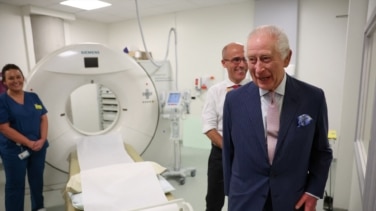 Carlos de Inglaterra, cercano y cariñoso con pacientes de cáncer en su reaparición