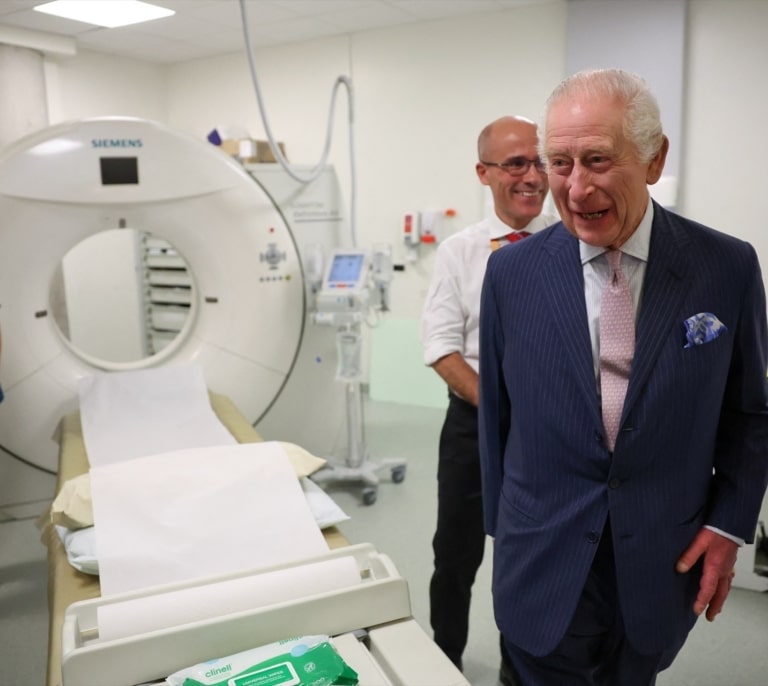 Carlos de Inglaterra, cercano y cariñoso con pacientes de cáncer en su reaparición