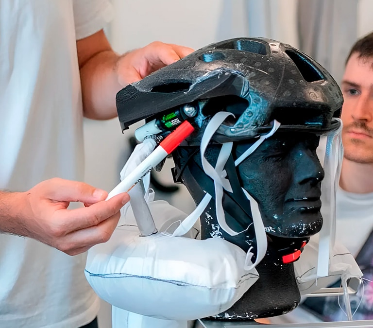 El casco inteligente español que despliega un airbag cuando detecta que va a ocurrir un accidente